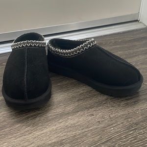 Ugg Black Tasman slipper